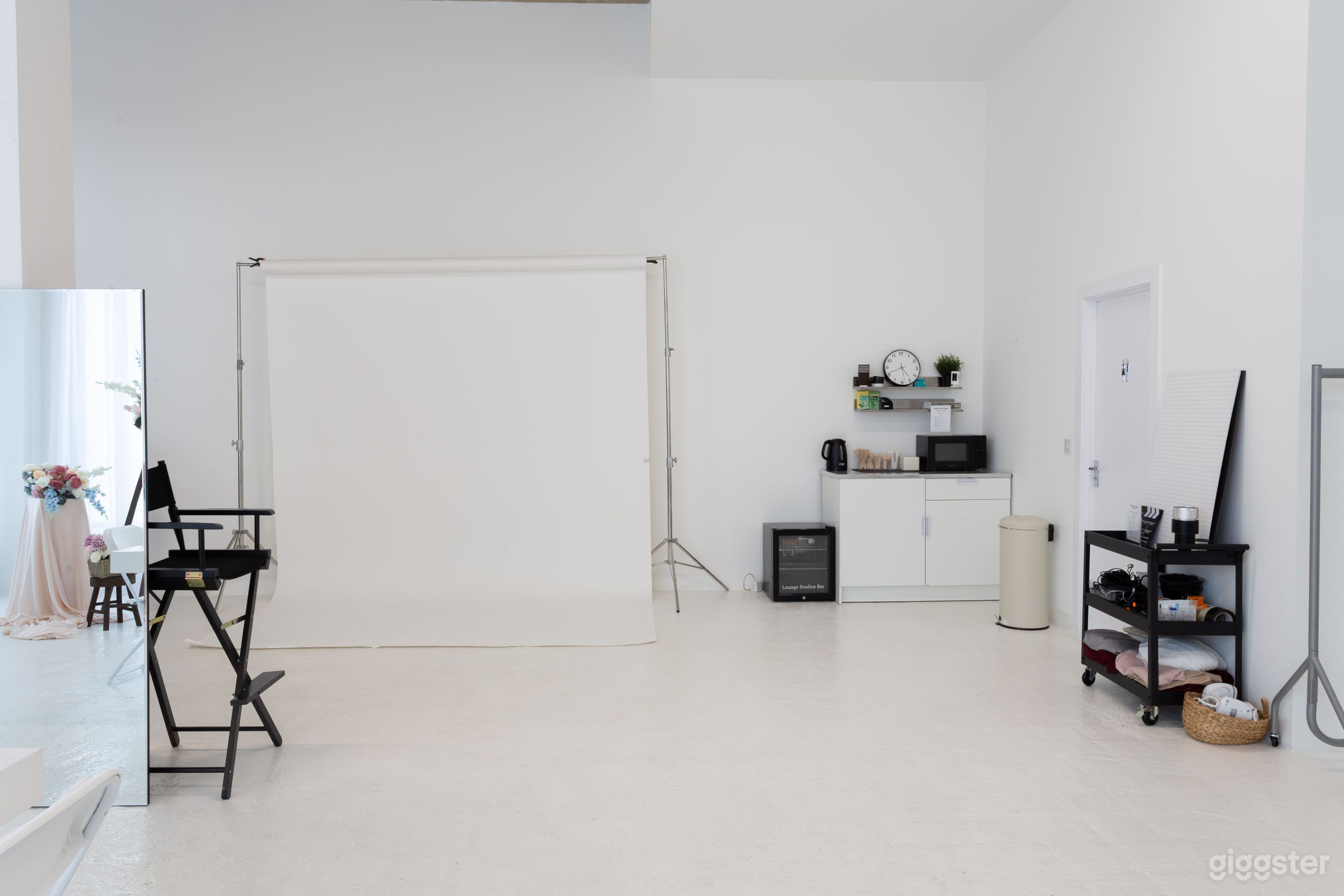 White Modern and Aesthetic Studio Space Photo 3