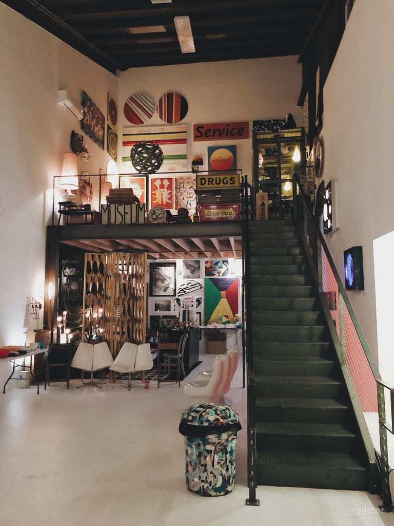  Creative Atmosphere in Hidden Venice Art Studio 