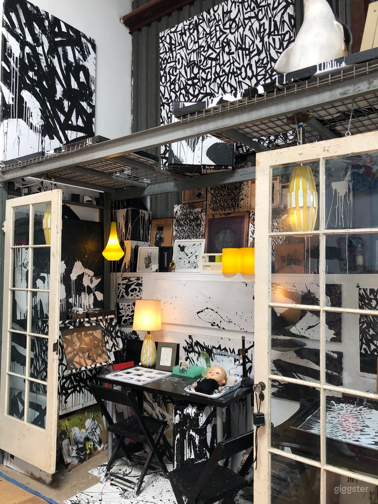  Creative Atmosphere in Hidden Venice Art Studio 