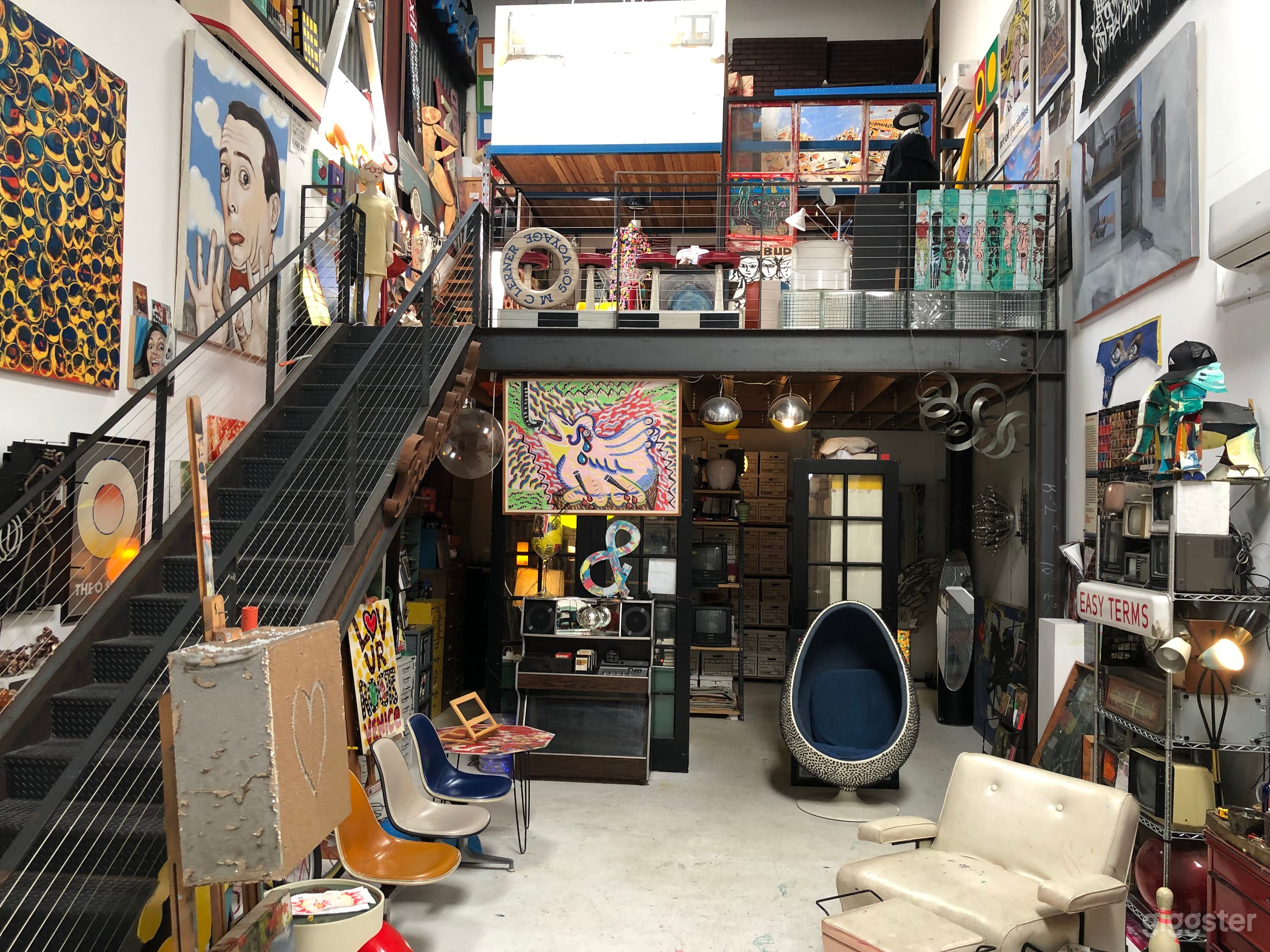 Creative Atmosphere in Hidden Venice Art Studio Photo 1
