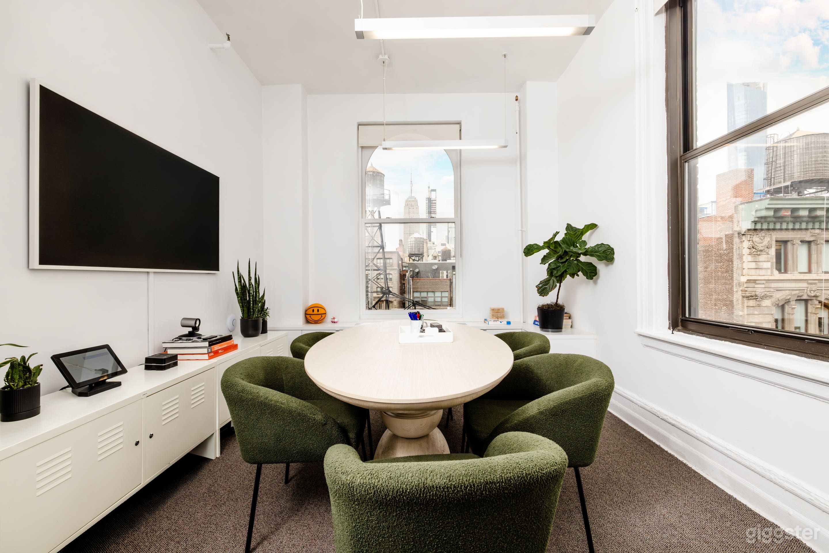 MEDIUM Conference Room for Meetings Shoots Events Photo 1