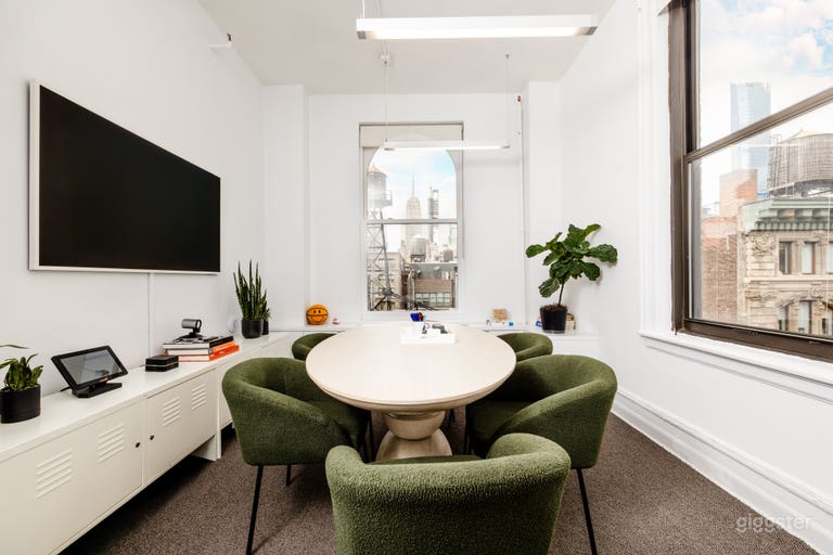  MEDIUM Conference Room for Meetings Shoots Events 