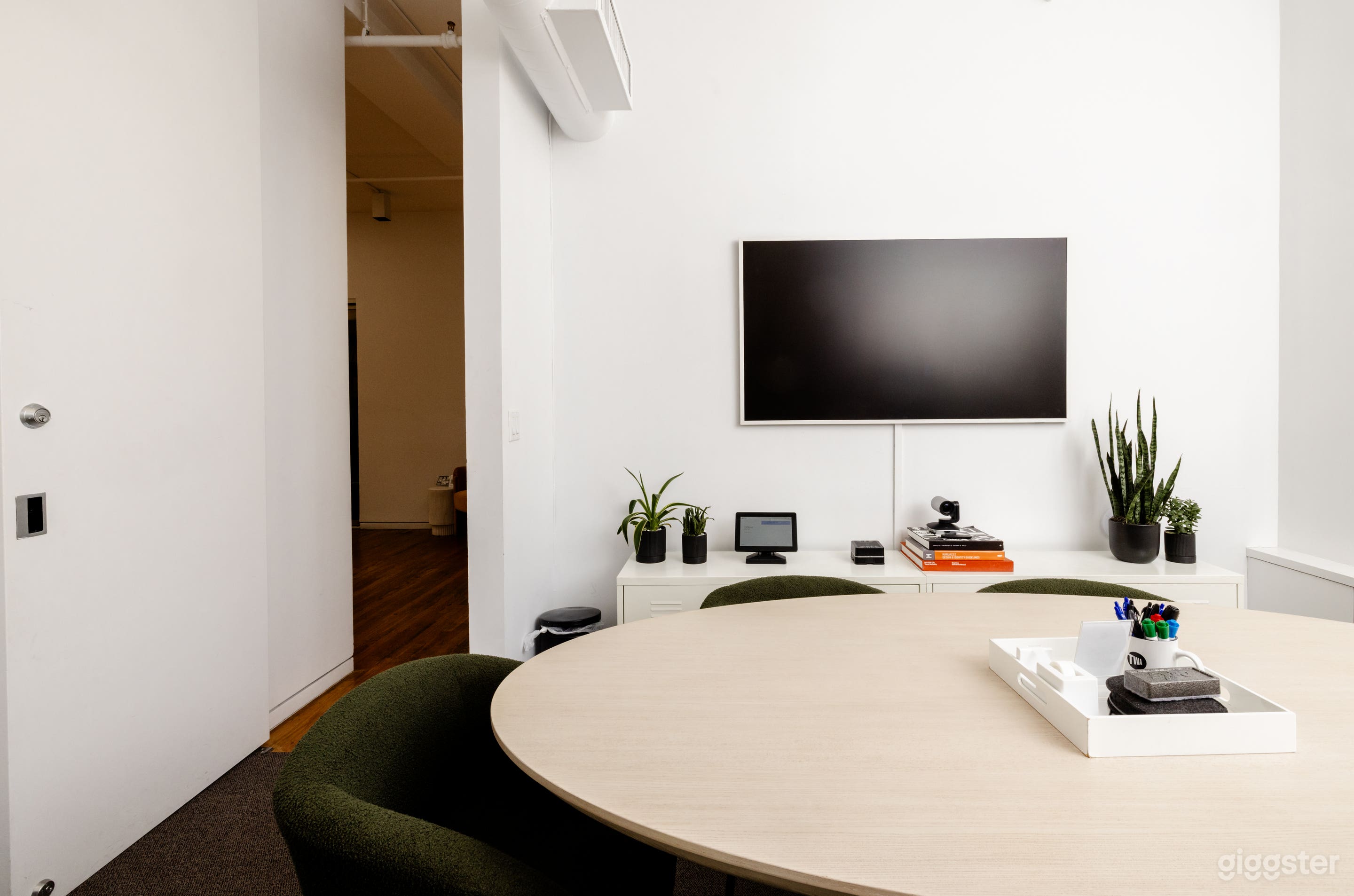 MEDIUM Conference Room for Meetings Shoots Events Photo 4