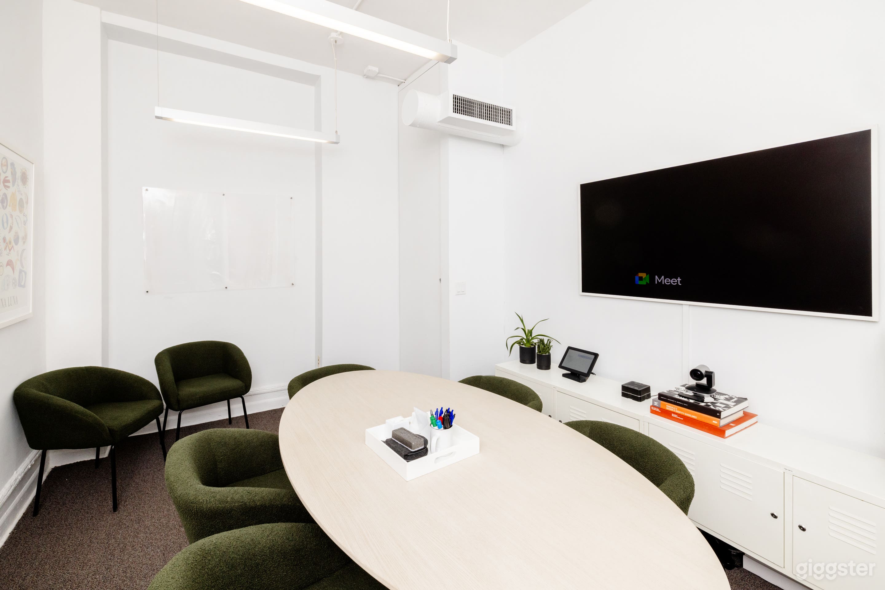 MEDIUM Conference Room for Meetings Shoots Events Photo 3