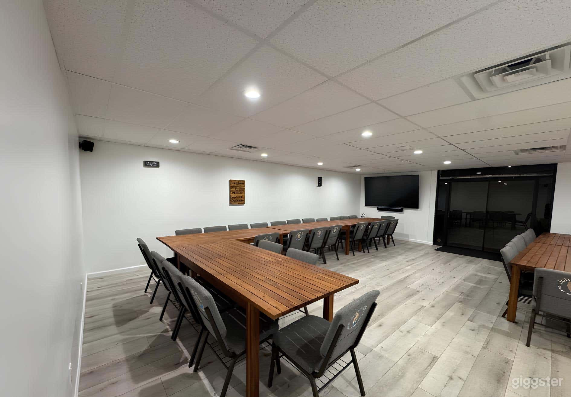 Comfortable Conference Room for Productions Photo 3