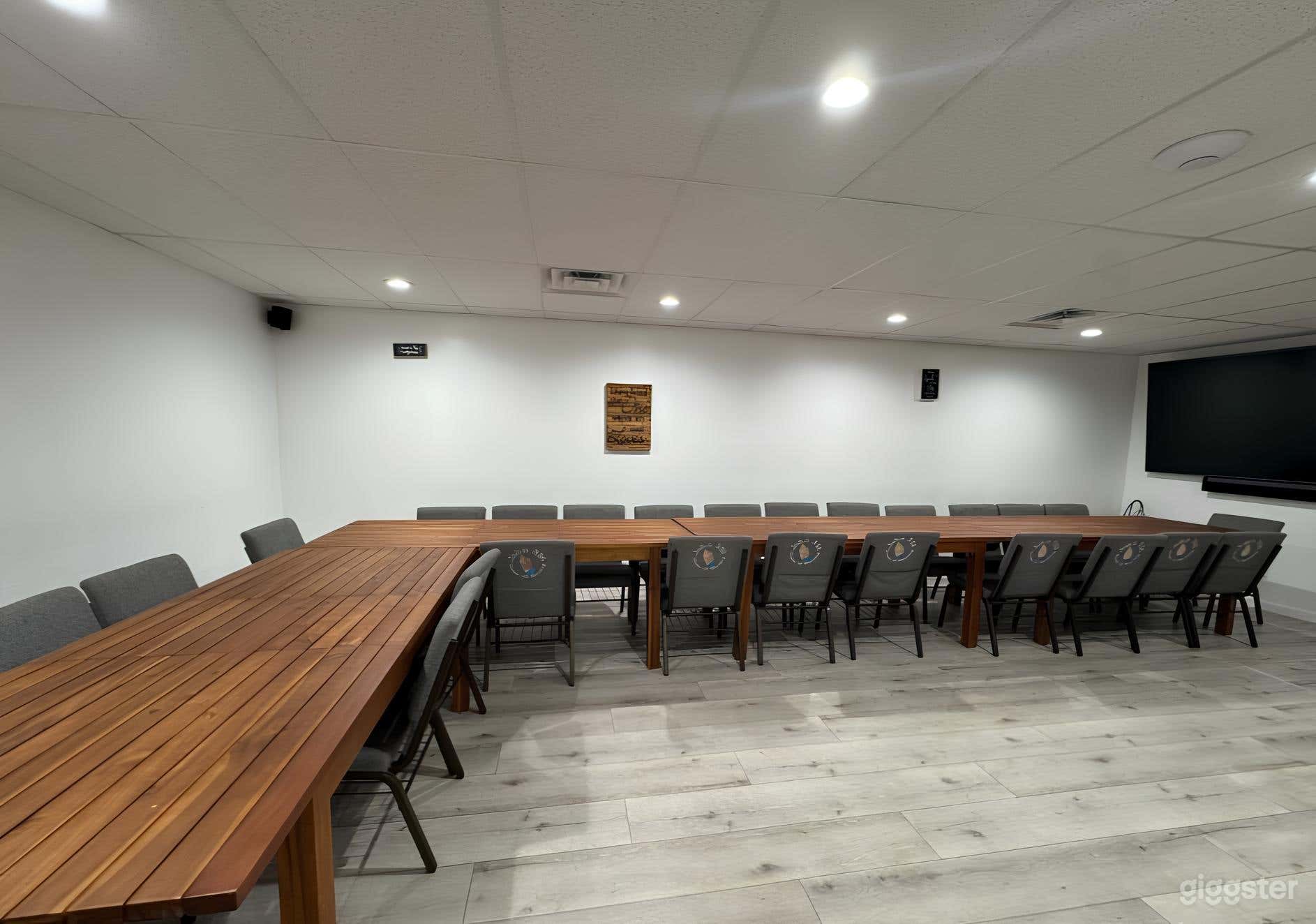 Comfortable Conference Room for Productions Photo 4