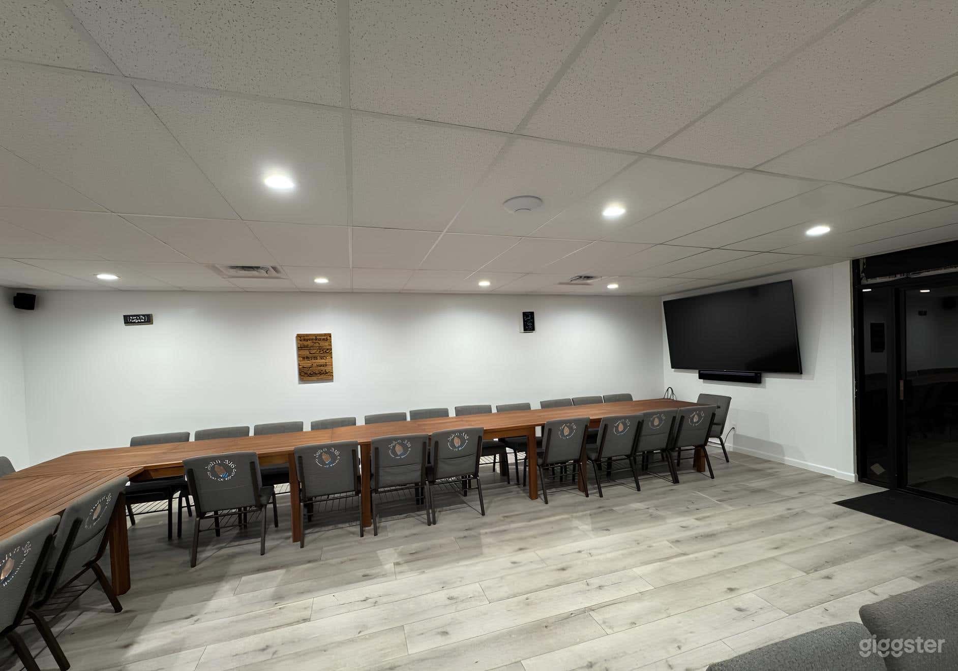 Comfortable Conference Room for Productions Photo 1