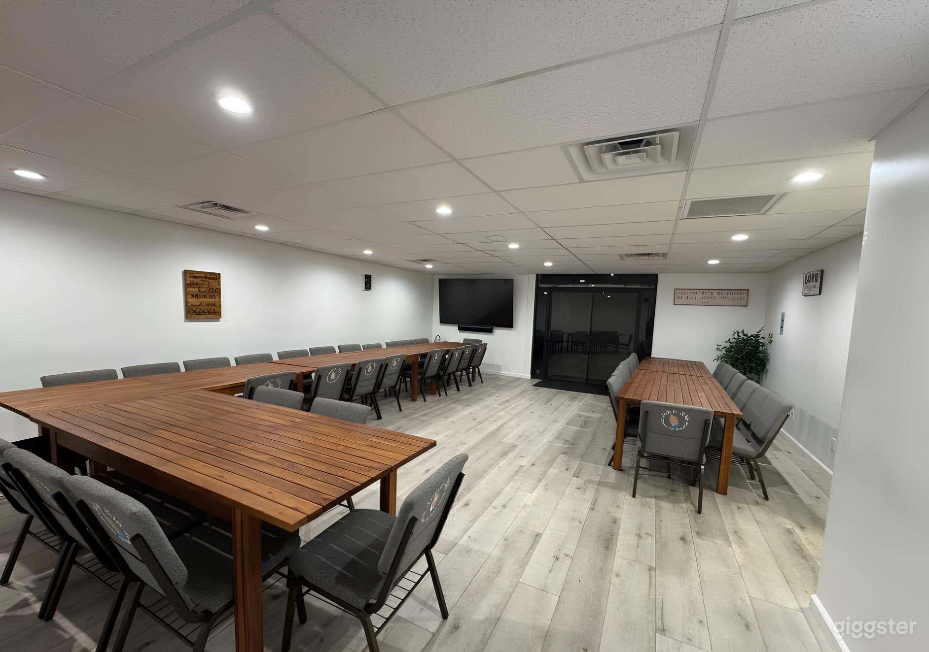 Comfortable Conference Room for Productions Photo 2