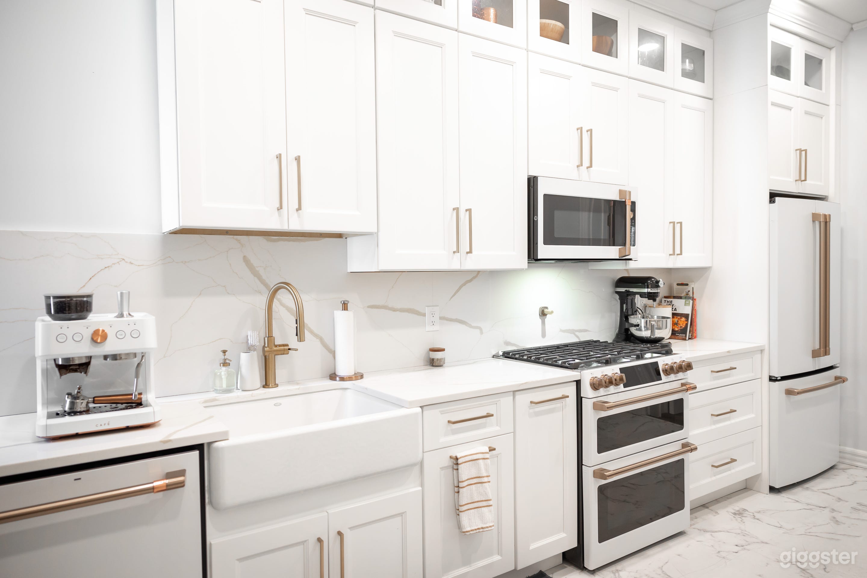 Modern Stylish Apartment in a House Photo 1