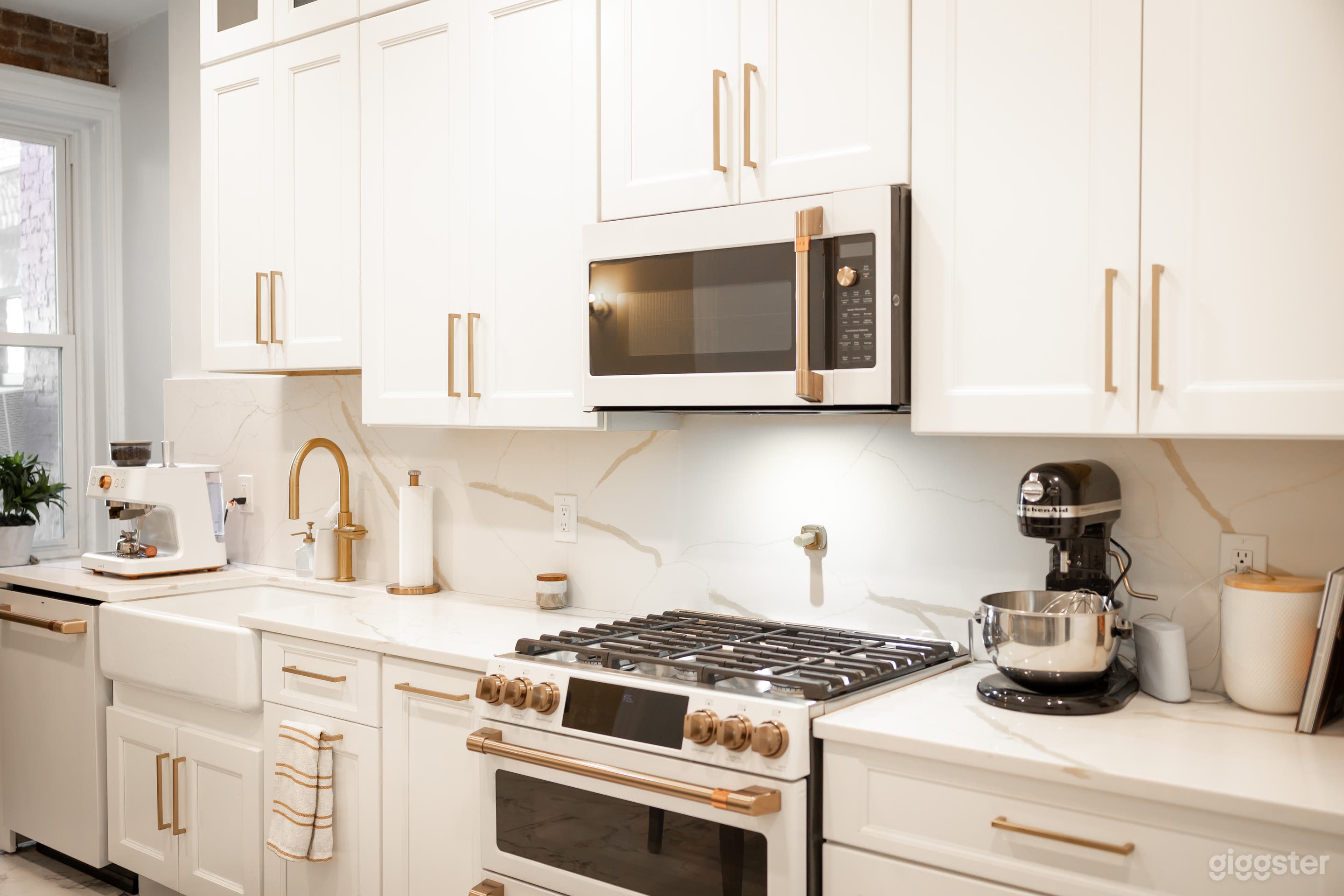 Modern Stylish Apartment in a House Photo 2