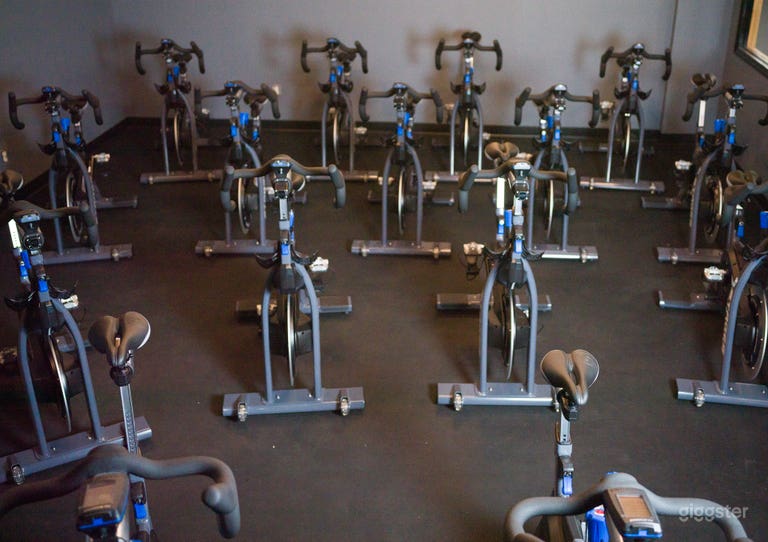  Indoor Cycling Studio (20 bikes+ instructor&#x27;s) 