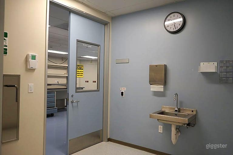  Laboratoire moderne / Espace médical avec bureau 