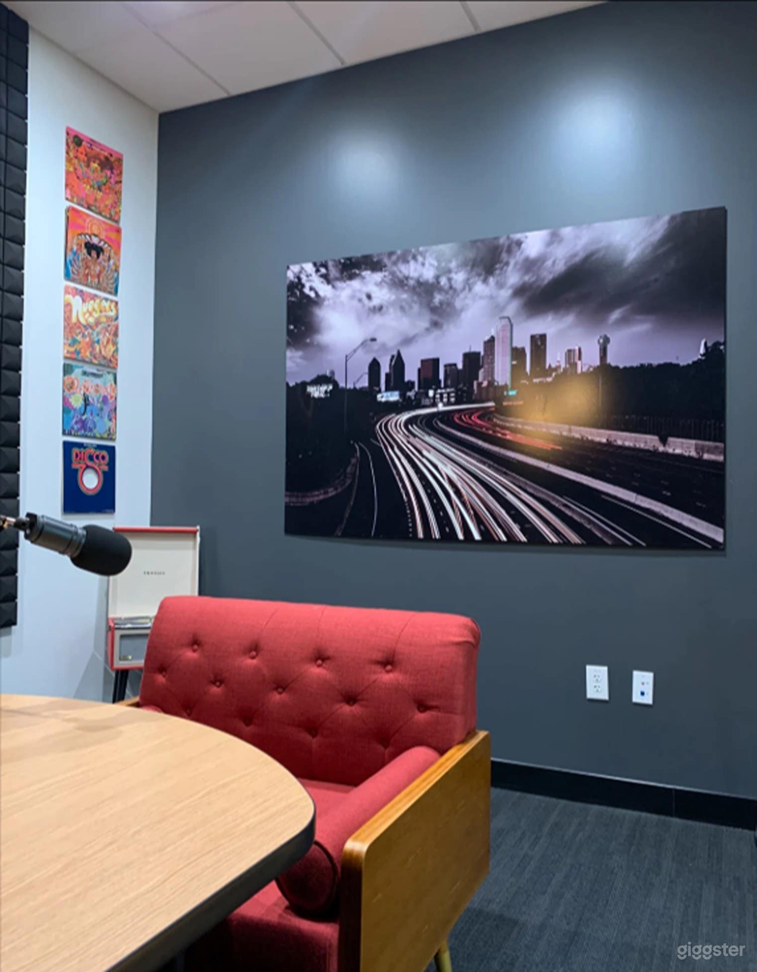 Las Colinas Podcast Recording Studio Photo 4