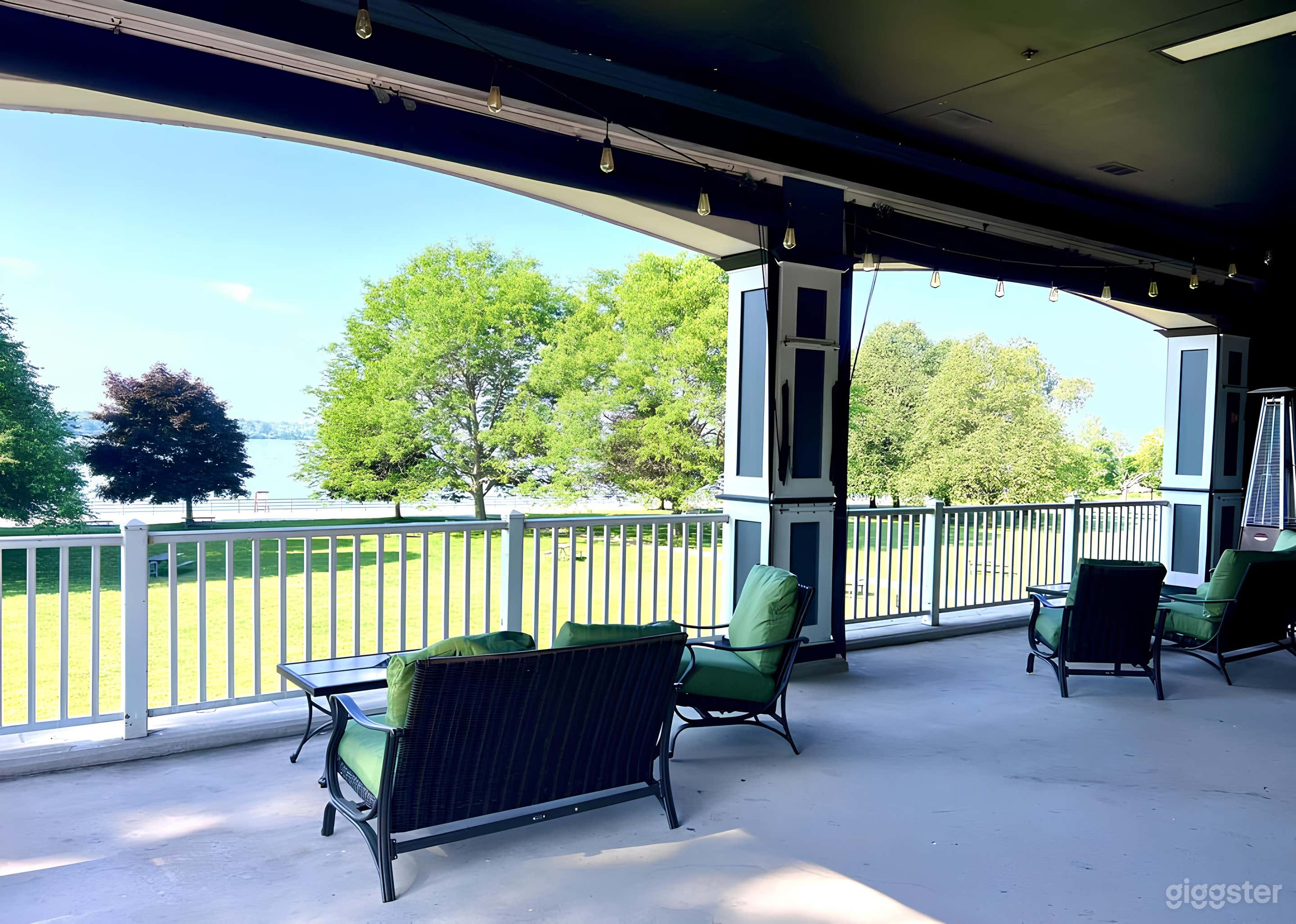 Vibrant, Inviting Restaurant  Photo 2