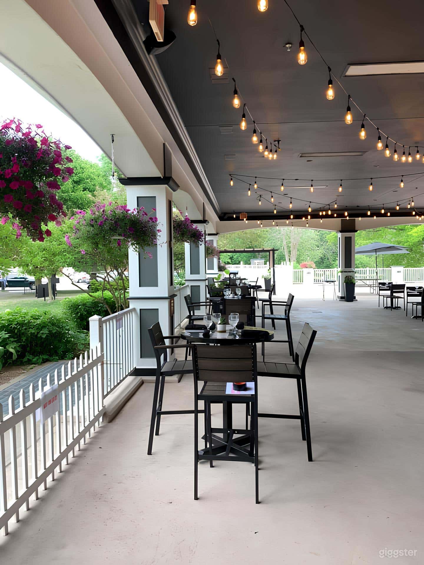 Vibrant, Inviting Restaurant  Photo 4