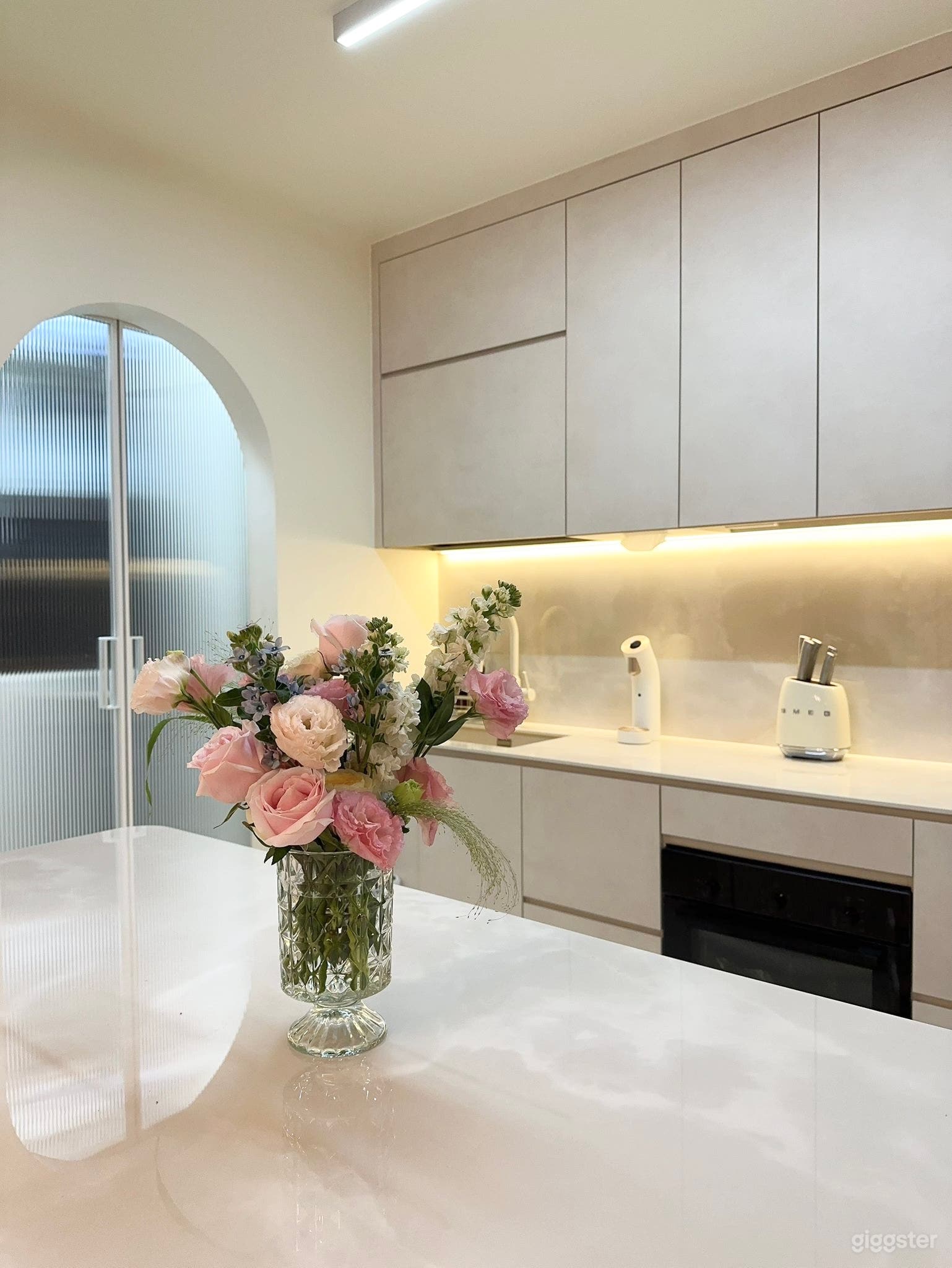 Elegant Minimalist Home with Warm Neutral Interiors Photo 3