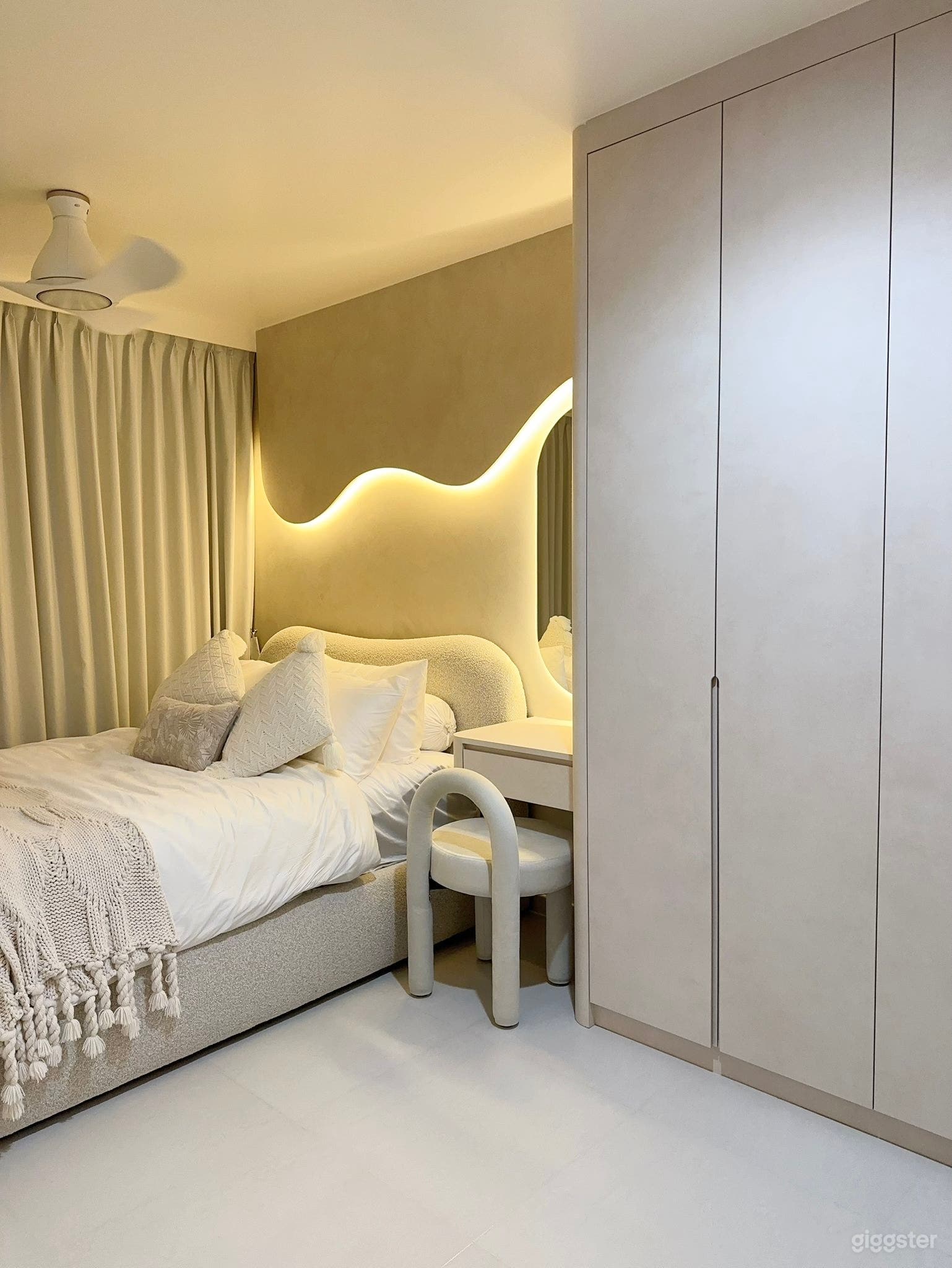 Elegant Minimalist Home with Warm Neutral Interiors Photo 4