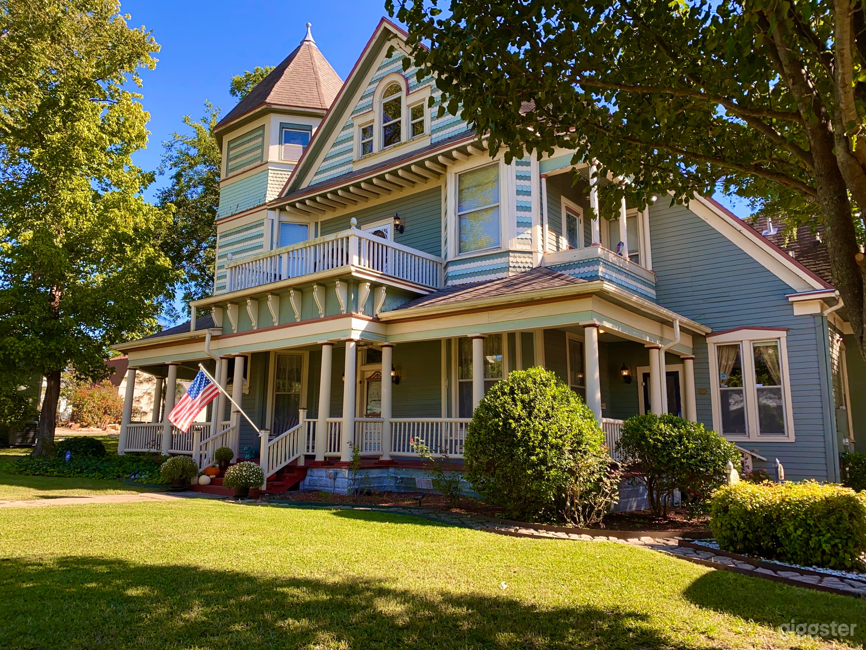 1880 Victorian Manor with On-Site Lodging Photo 2