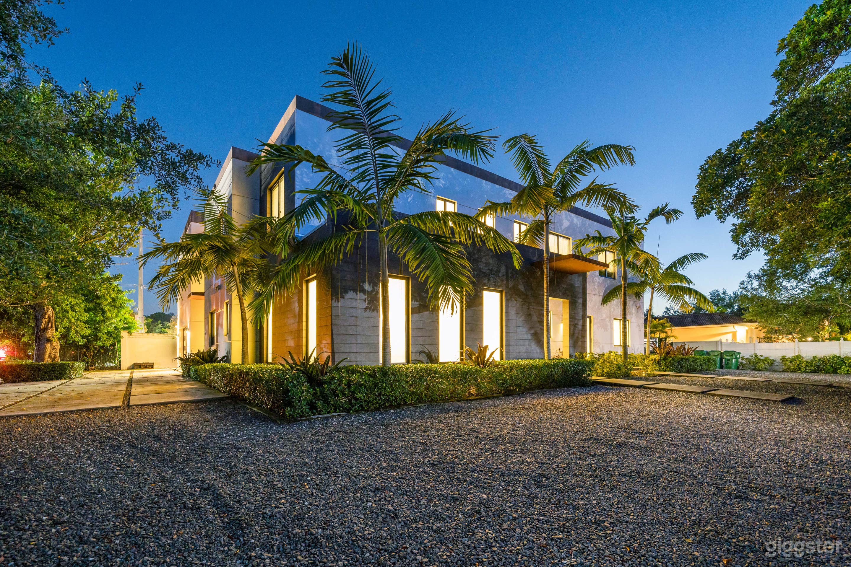 VILLA DIOR - LUXE WATERFRONT FILM HUB Photo 3