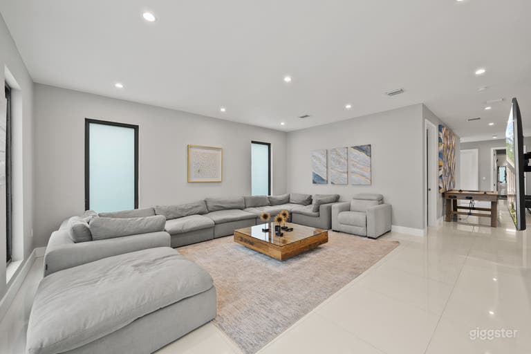  VILLA DIOR - LUXE WATERFRONT FILM HUB 