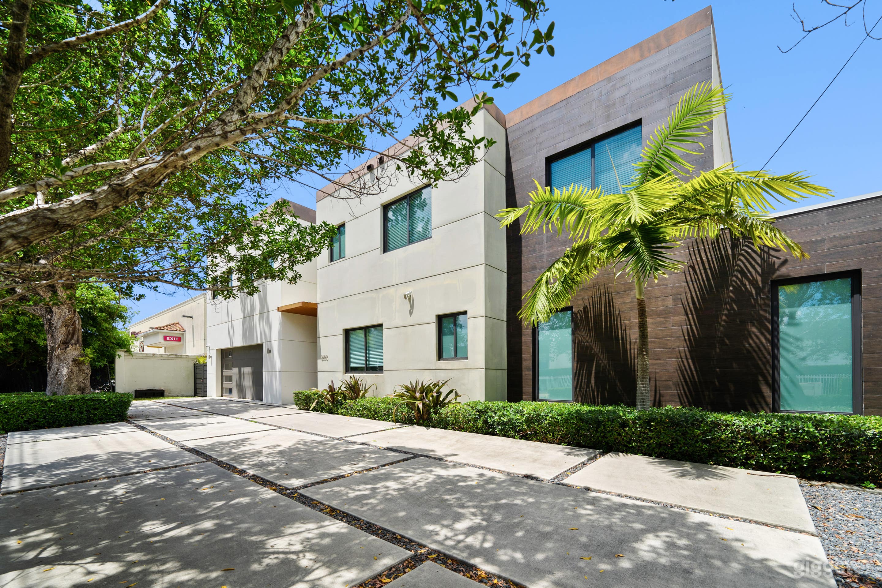 VILLA DIOR - LUXE WATERFRONT FILM HUB Photo 2