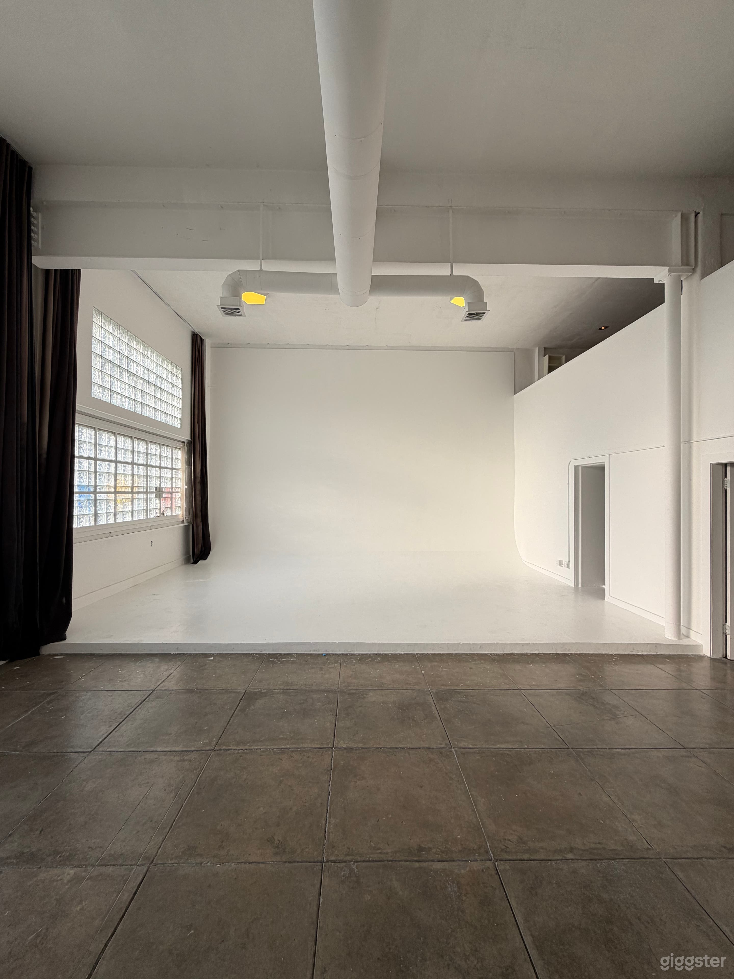 Minimal White Photo Studio | ±2,000 SF | Hollywood Photo 1
