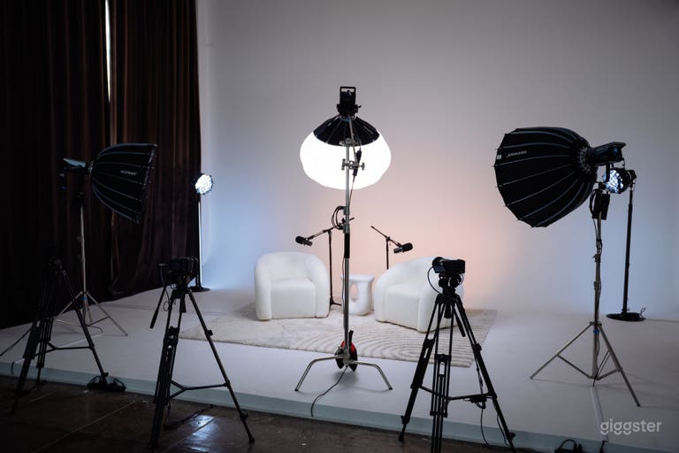 Historic Hollywood Cyc Wall Studio | Podcast, Photo & Video 