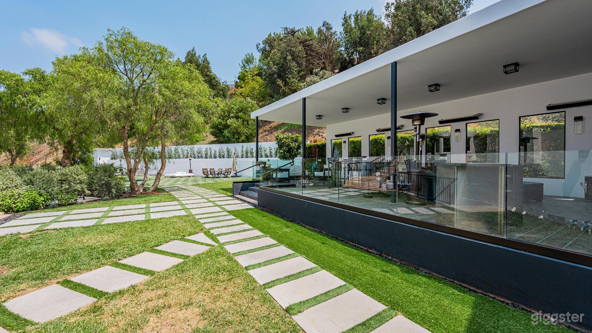  Chic Cabana Lounge – Premier Open-Air Venue Photo 1