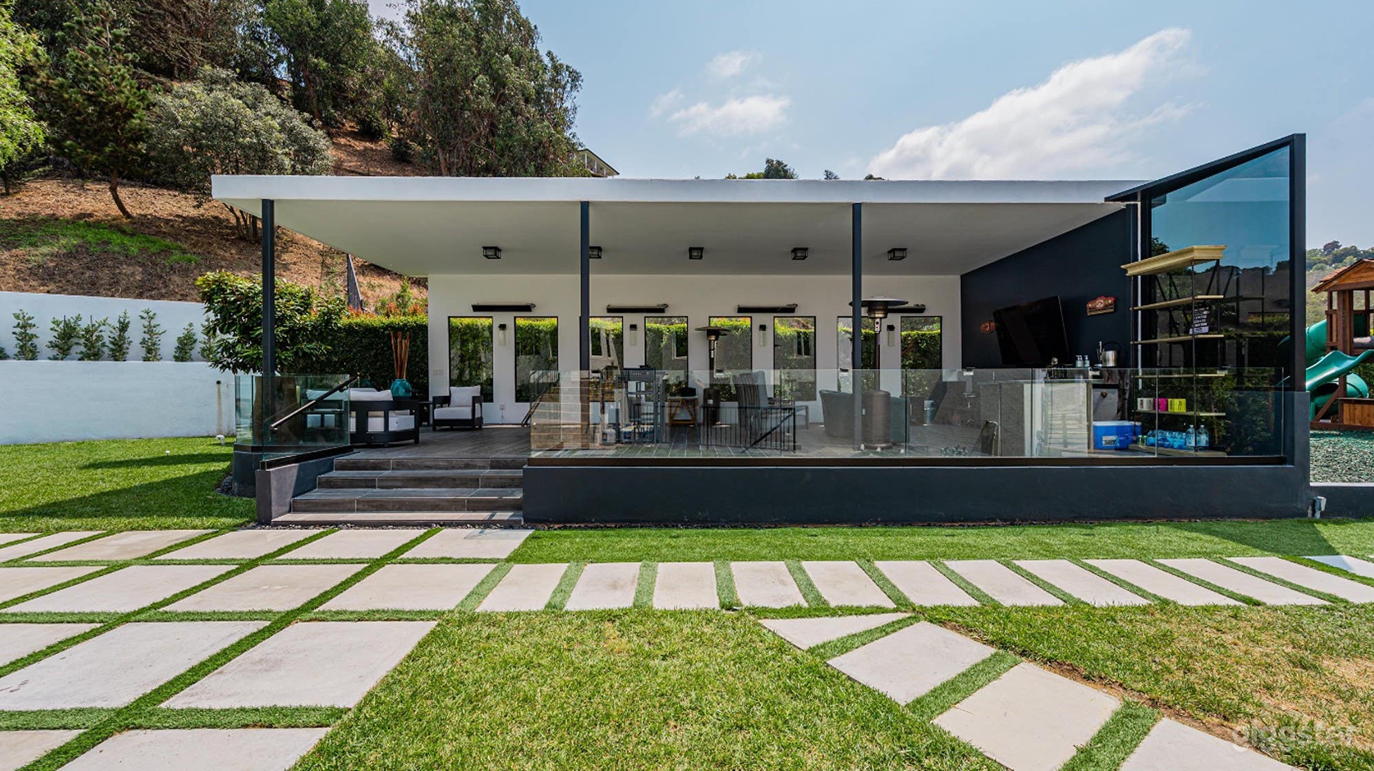  Chic Cabana Lounge – Premier Open-Air Venue Photo 2