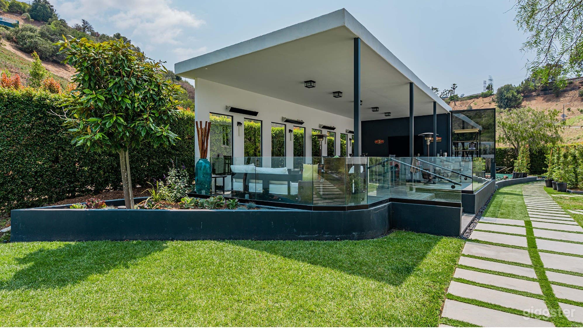  Chic Cabana Lounge – Premier Open-Air Venue Photo 4