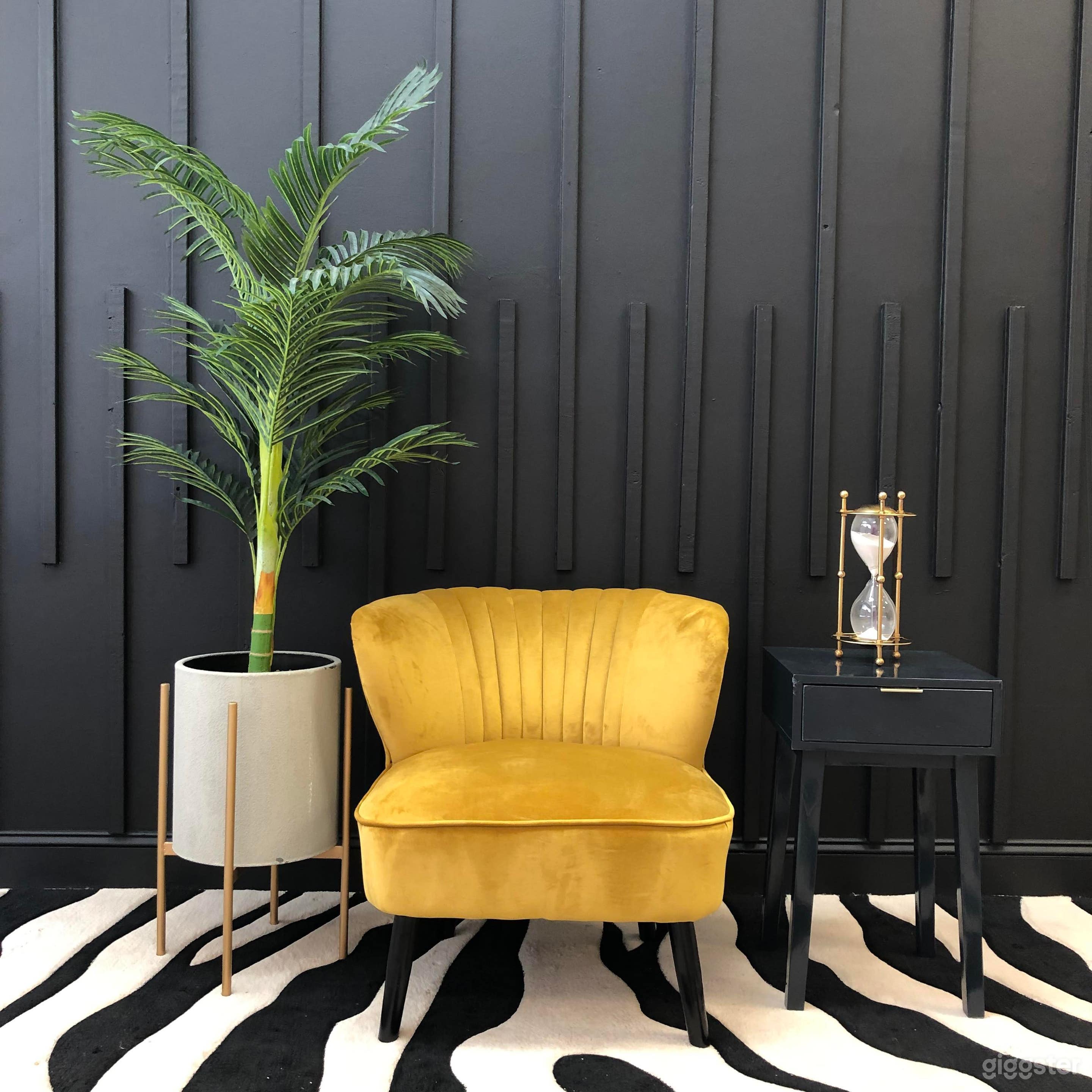 9 Set Contemporary Content Studio w/ Changing Area Photo 3