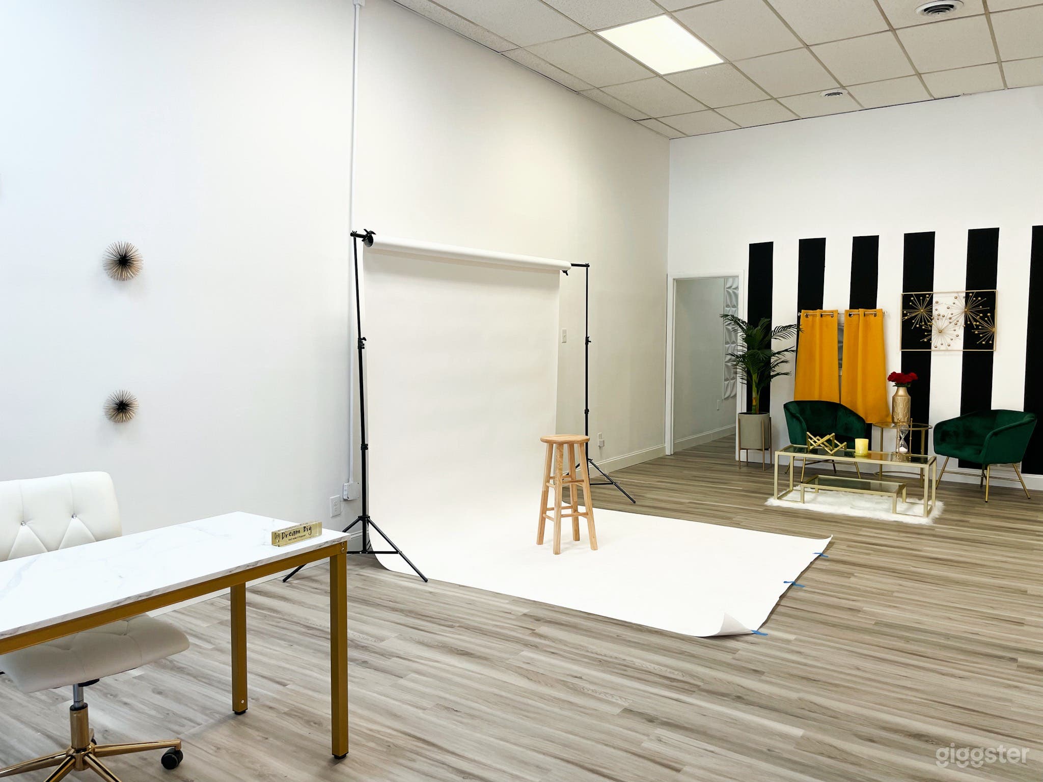 9 Set Contemporary Content Studio w/ Changing Area Photo 2