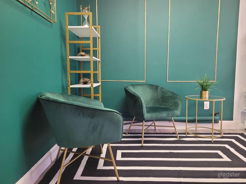 9 Set Contemporary Content Studio w/ Changing Area Photo 1