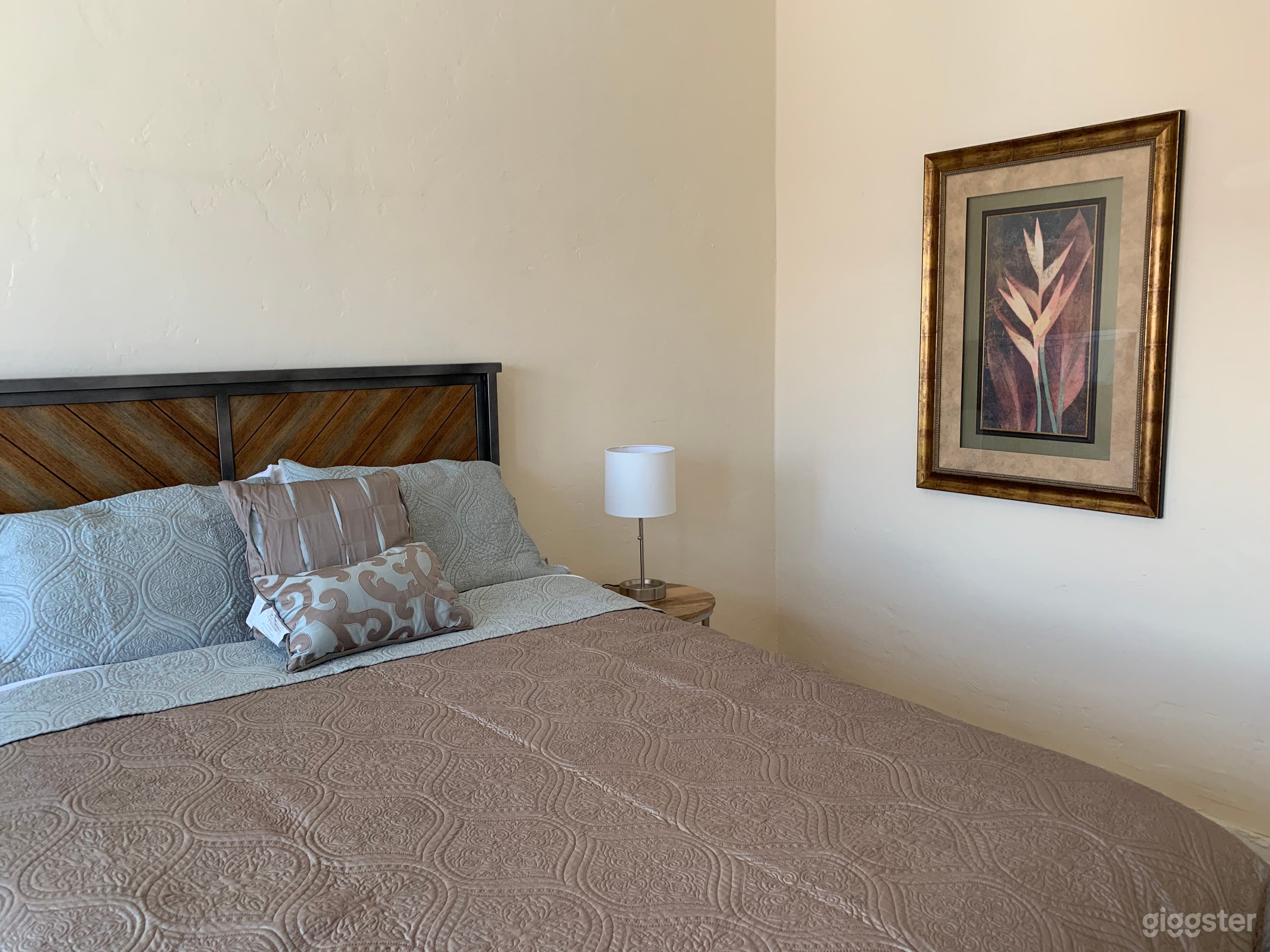 2nd Floor Light-Filled Spanish Apartment  Photo 3