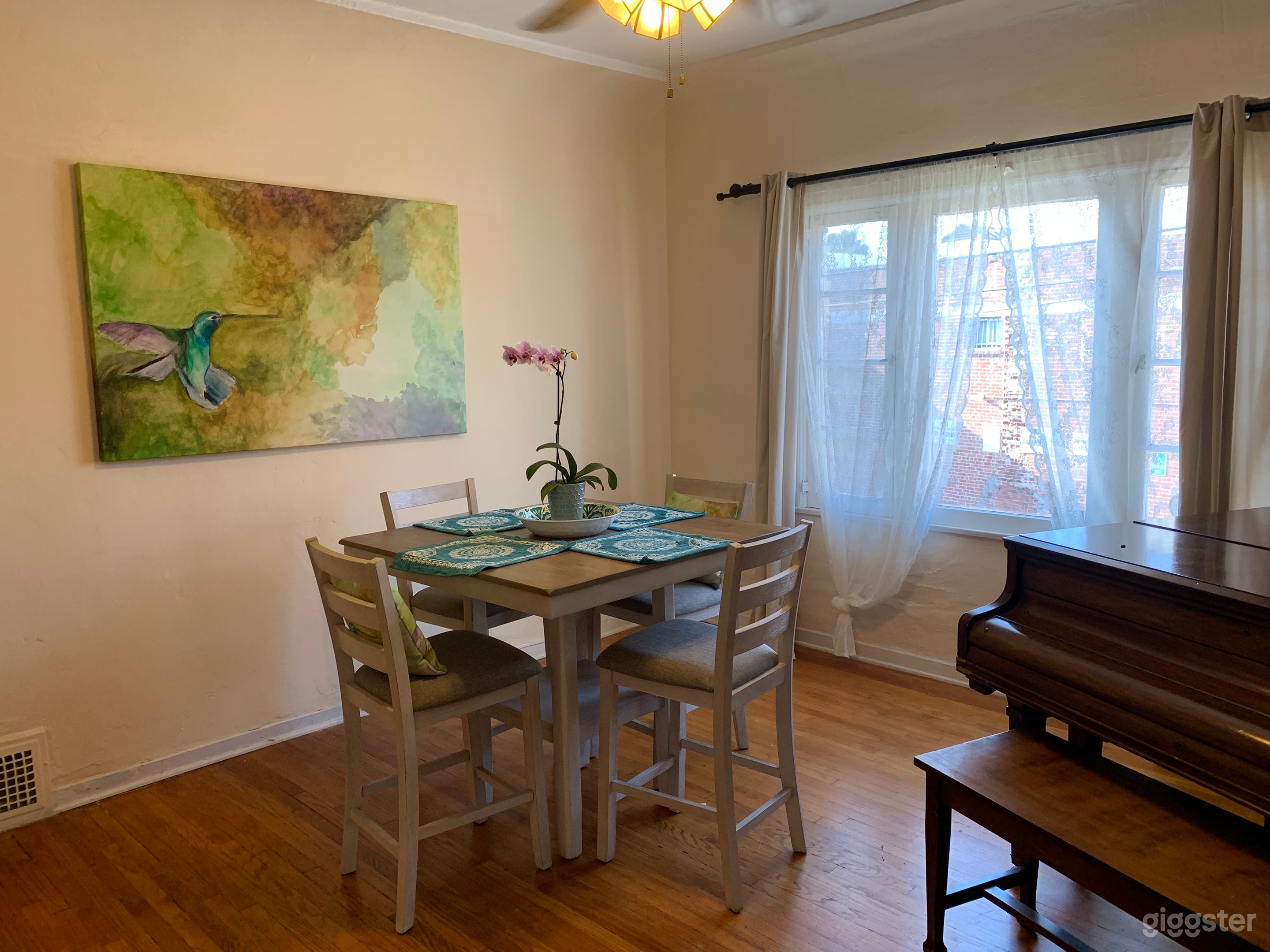 2nd Floor Light-Filled Spanish Apartment  Photo 4