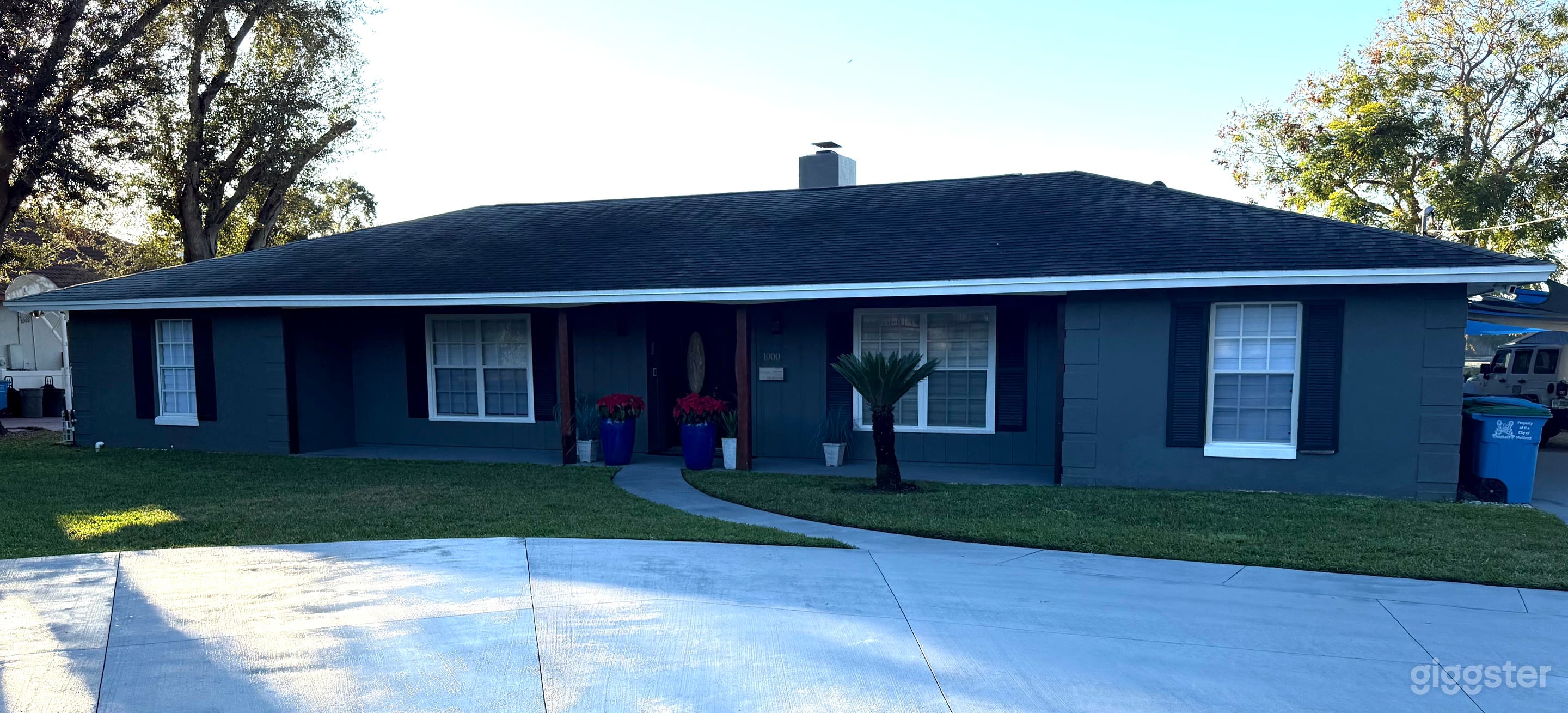 Versatile Lakefront Unfurnished Home with Pool-Film/Photo Photo 2