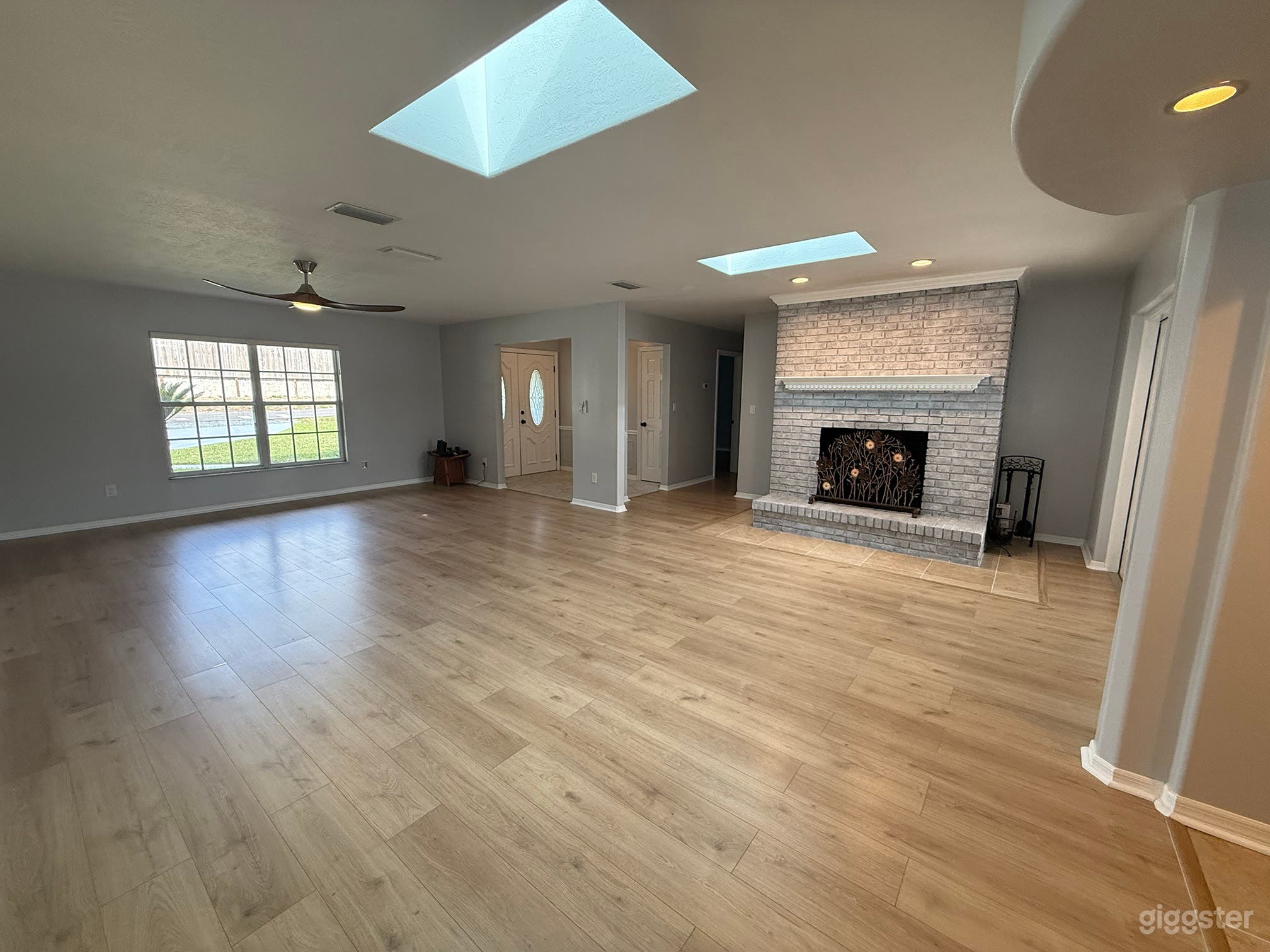 Versatile Lakefront Unfurnished Home with Pool-Film/Photo Photo 4