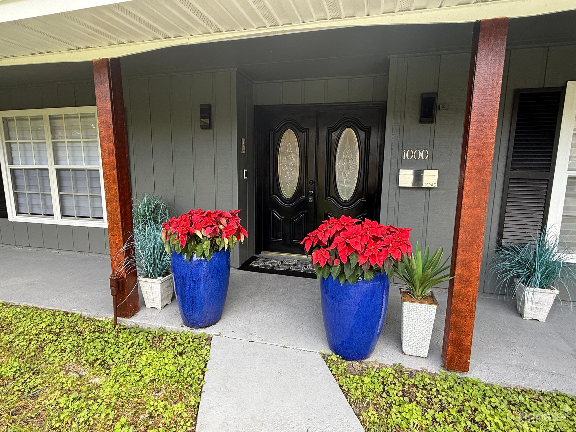 Versatile Lakefront Unfurnished Home with Pool-Film/Photo Photo 1