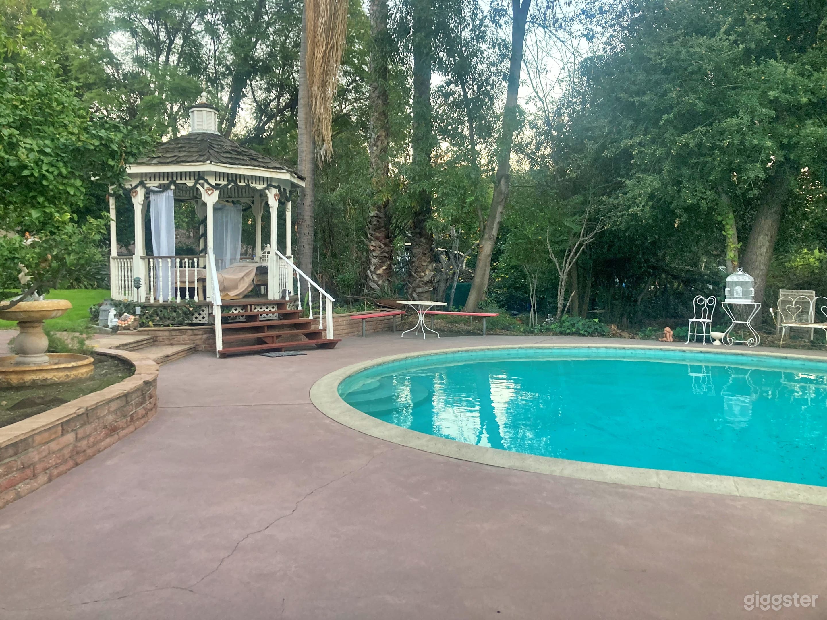 Sparkling Pool, Diving Board, Pergola with Hot tub Photo 2