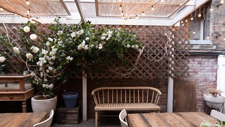  Charming Indoor-Outdoor Venue with Enchanting Floral Decor (SOHO GARDEN) 