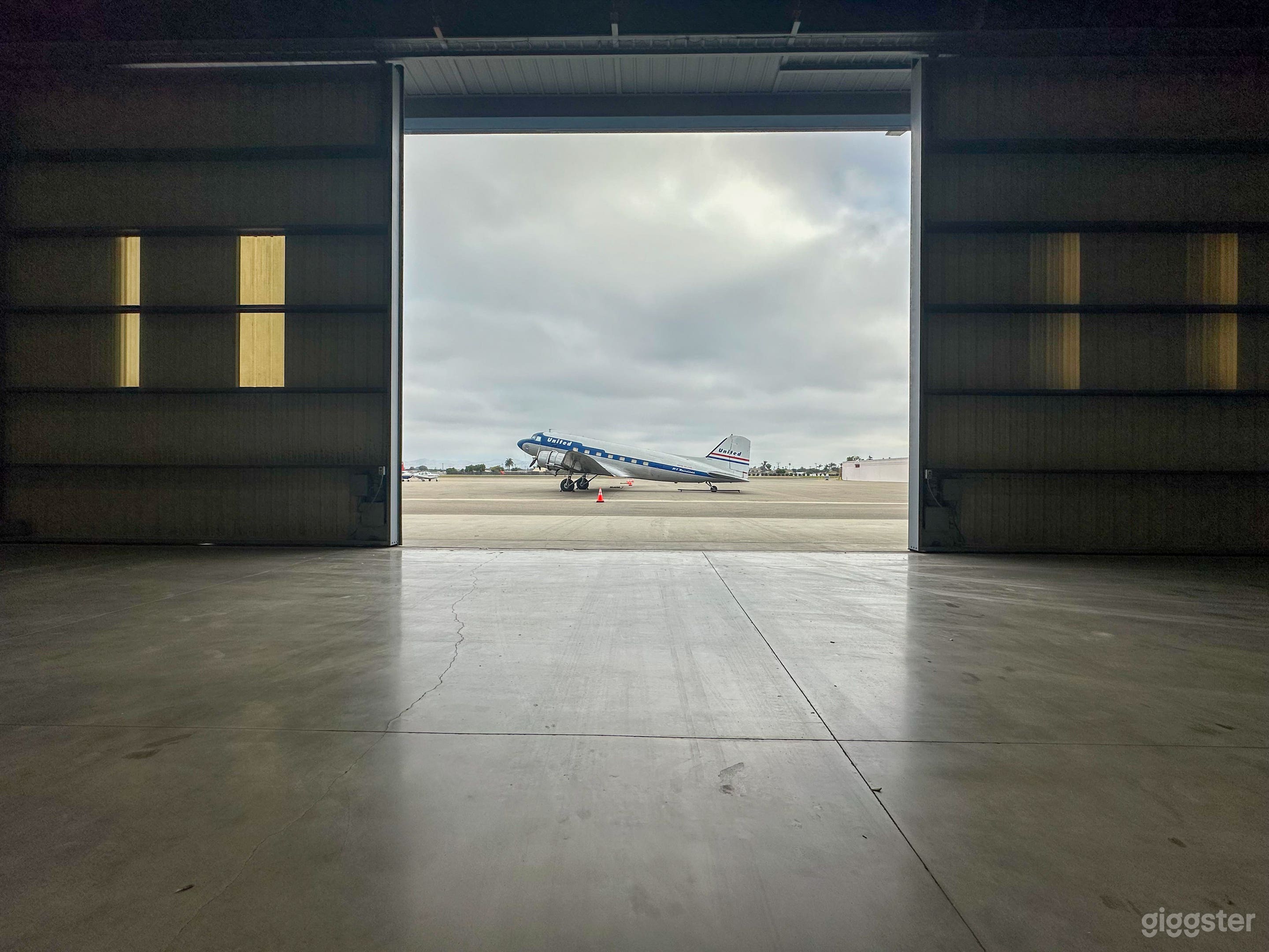 20,000 sq ft Aircraft Hangar in Ventura County Photo 3