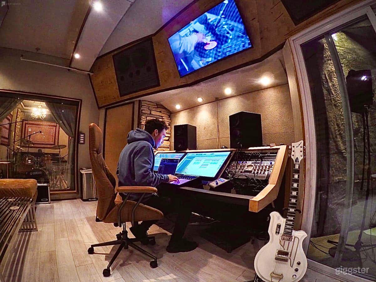 Midtown Manhattan Recording Studio with Steinway Photo 1