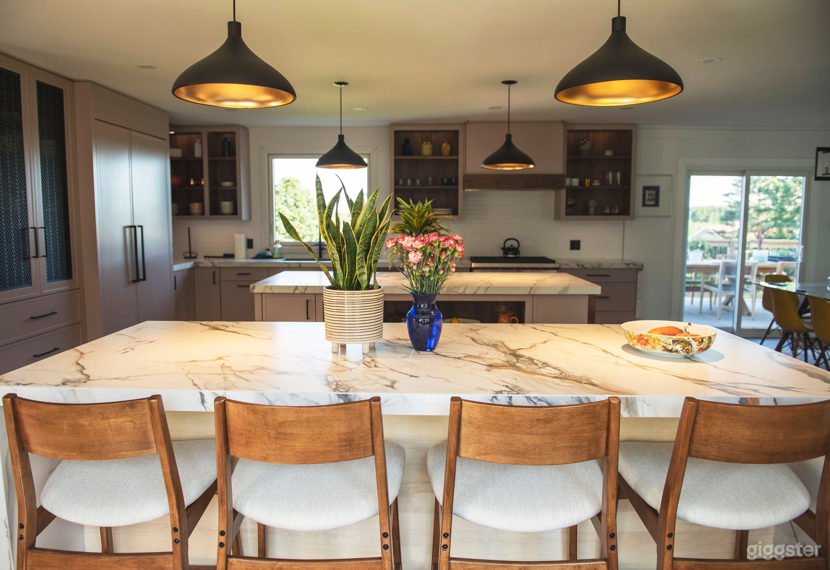 Ranch-style bungalow on 10 acres, stunning kitchen Photo 4