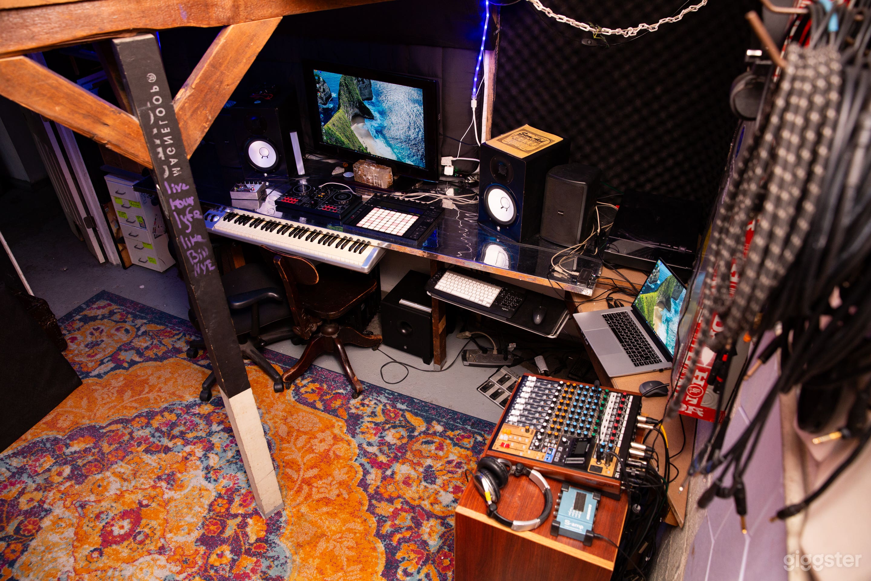 Fully Equiped Recording and Rehearsal Studio Photo 4