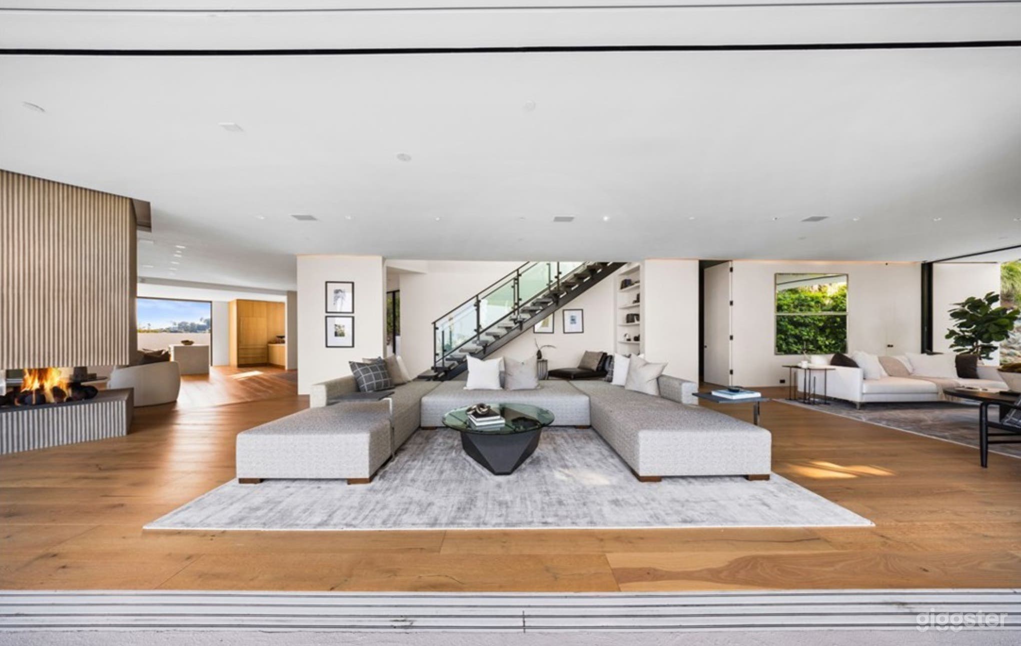 GLASS HORIZON SKYLINE SEDUCTION ABOVE SUNSET Photo 4