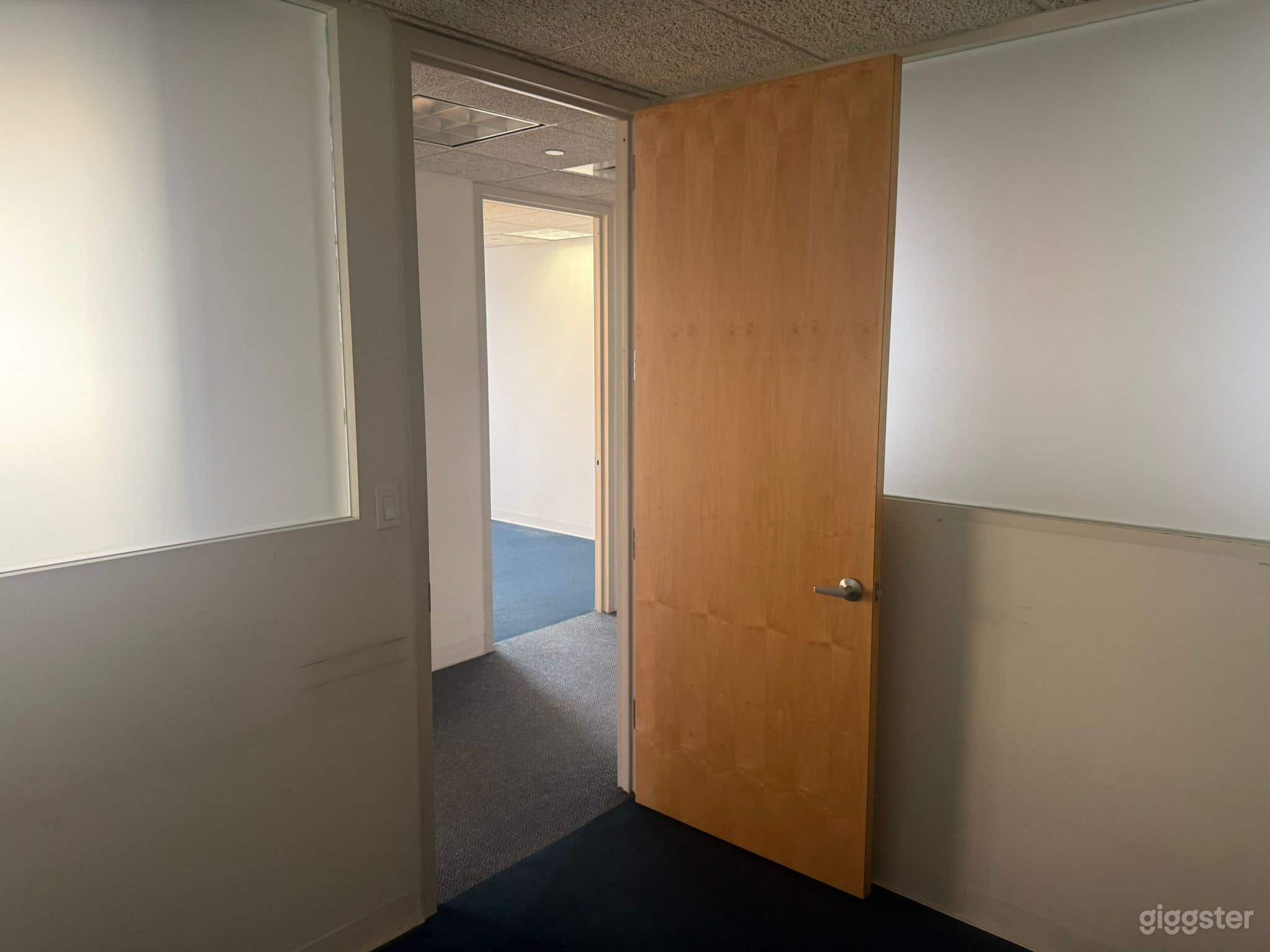 Vibrant Conference Room 2A in Manhattan Photo 3