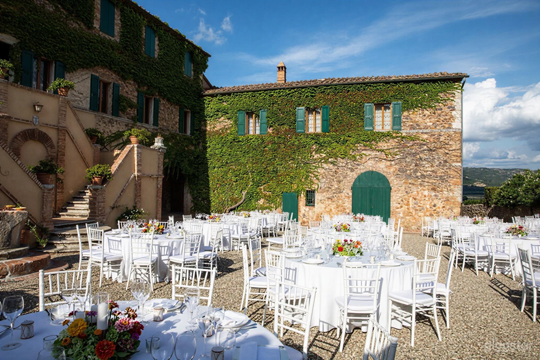 Foto di Tenuta storica toscana con villa, giardini e cortili. 1
