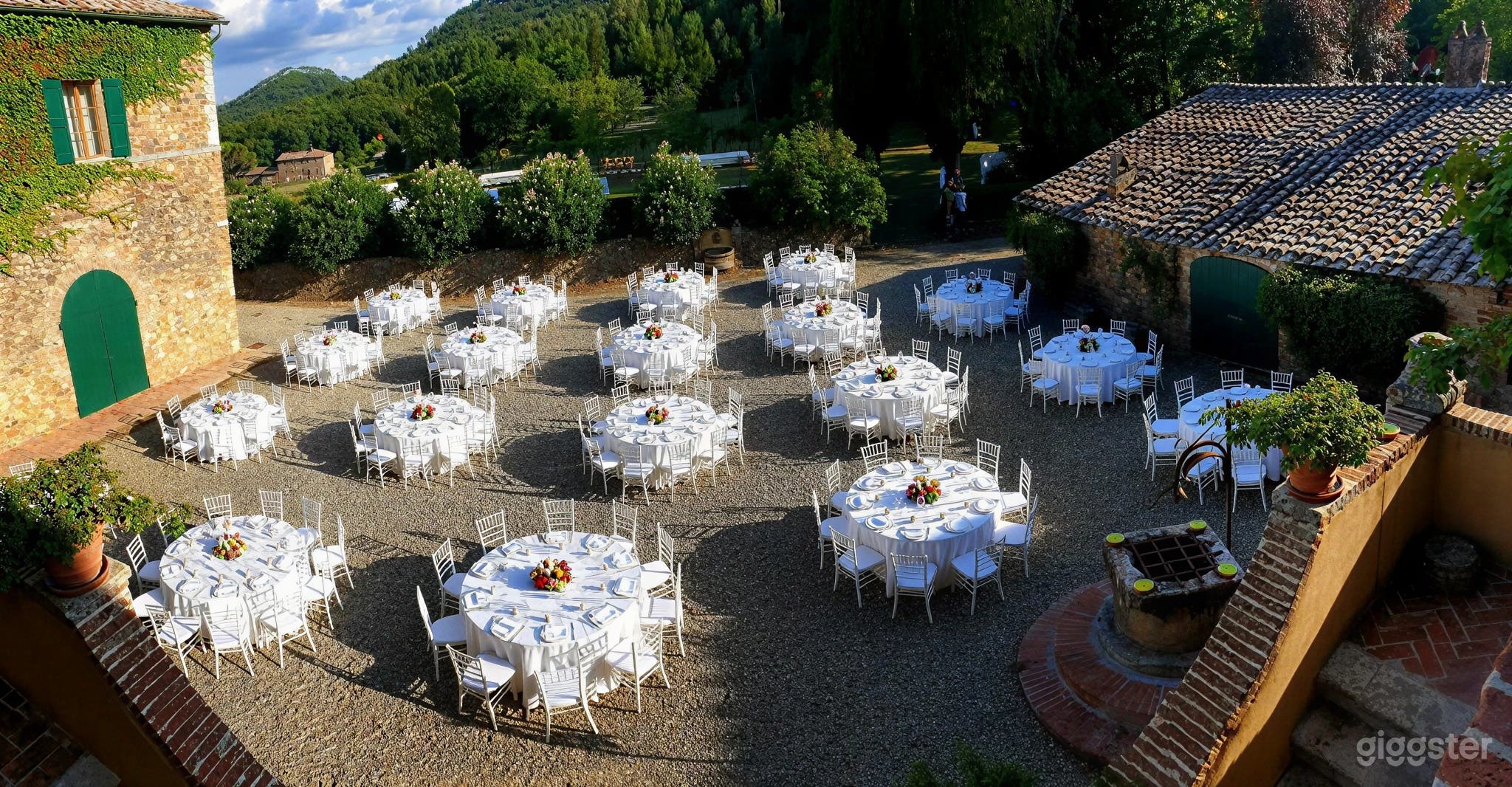 Foto di Tenuta storica toscana con villa, giardini e cortili. 3