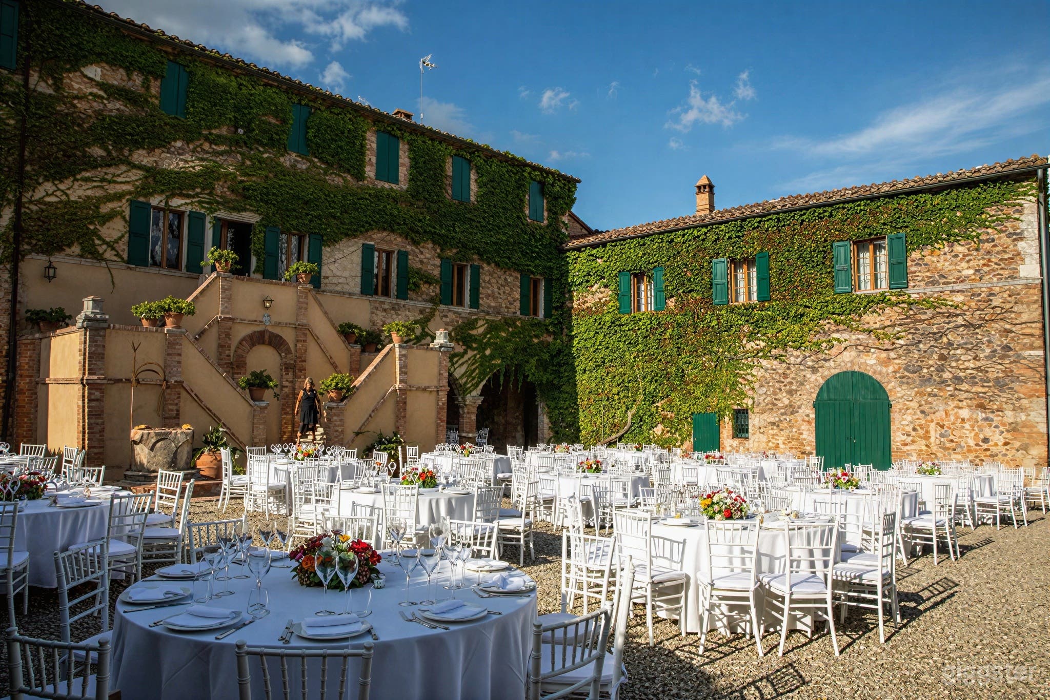 Foto di Tenuta storica toscana con villa, giardini e cortili. 2