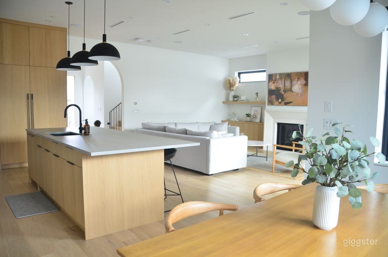  Open concept kitchen &amp; living 